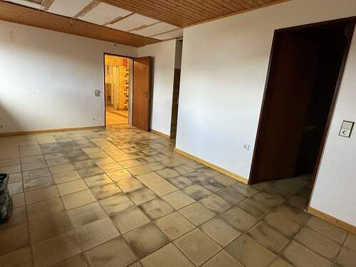 Appartement mit Küche und Bad UG - 