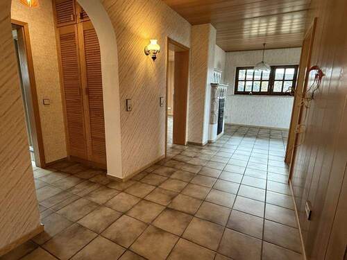 Flur mit Blick in die Wohnküche EG - 5 Zimmer Mehrfamilienhaus, Wohnhaus zum Kaufen in Fürthen