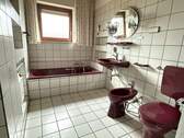 Badezimmer mit Wanne und Dusche EG - 