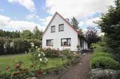 Außenansicht - Erholung im Freien: EFH mit Loggia, Terrasse und Garten inkl. Werkstatt in Timmaspe