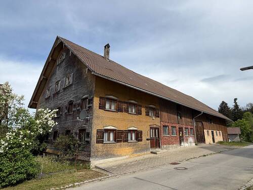 Gebäudeansicht - Sanierungsbedürftiges Bauernhaus in einem Teilort von Isny * 900 m² Wohn- und Nutzfläche *