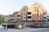 Haus Rückansicht mit Tiefgarageneinfahrt - 3-Zimmer-Wohnung mit Terrasse & Tiefgarage in Münster-Mauritz