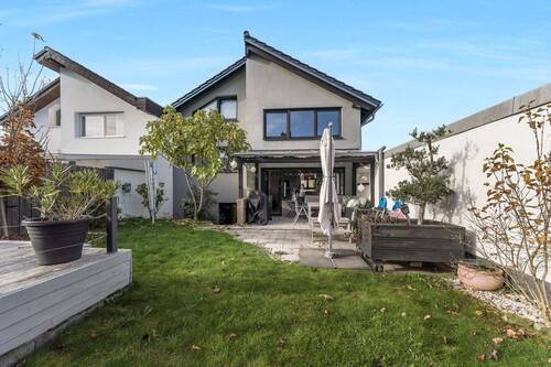 Gartenansicht - Rundum modernisiert & höchste Energieeffizienz - Ihr zukunftssicheres Familienhaus in Lohmar-Heide