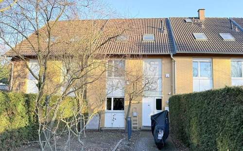 Hausansicht - STILVOLLES REIHENMITTELHAUS MIT LUXUSAUSSTATTUNG IN BERLIN-DAHLEM