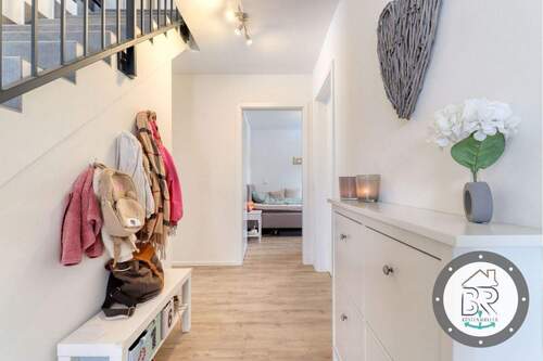 Behütetes Ankommen – Flur mit Stauraum und Wärme - 