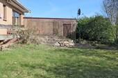 Garten mit Blick zur Garage - 