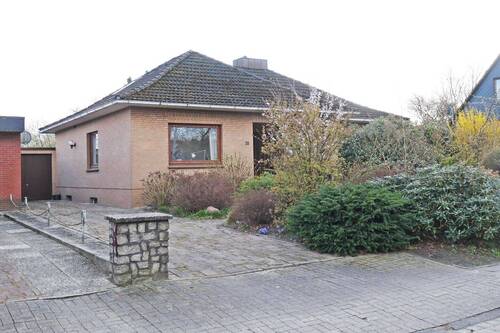 Hausansicht von der Straßenseite - Gepflegtes Einfamilienhaus in Dollern