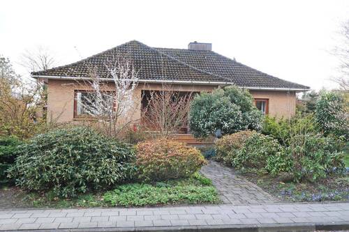 Hausansicht mit Zuwegung - 6 Zimmer Einfamilienhaus zum Kaufen in Dollern