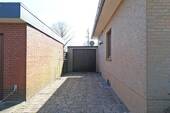 Garage mit Zufahrt und Stellplatz - 
