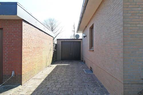 Garage mit Zufahrt und Stellplatz - 