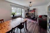 1. Wohnzimmer - Licht. Raum. Zuhause. - 3 Zimmer ETW mit sonnigem Balkon und Garage auf einem Erbbaugrundstück