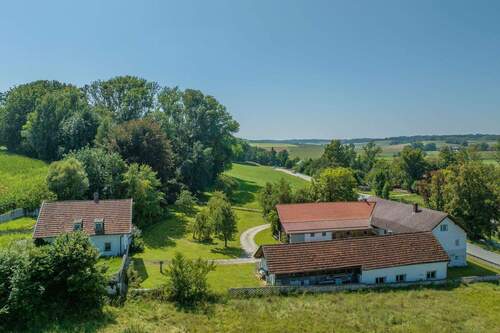 Bild 2 - 9 Zimmer Bauernhaus, Landhaus zum Kaufen in Aidenbach