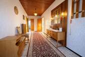 Lichtdurchflutender Flurbereich - 8 Zimmer Einfamilienhaus zum Kaufen in Neufeld