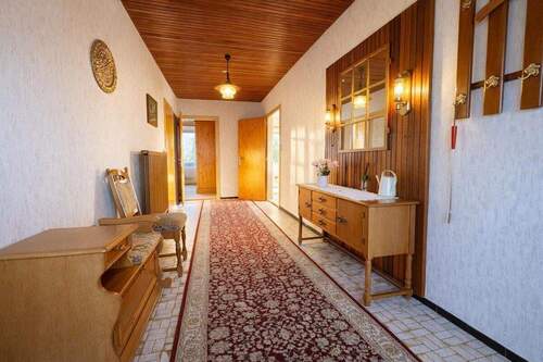 Lichtdurchflutender Flurbereich - 8 Zimmer Einfamilienhaus zum Kaufen in Neufeld