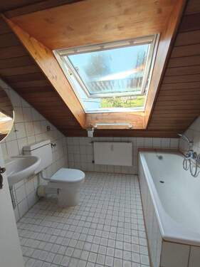 Badezimmer mit Fenster ... - 