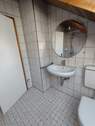 Waschbecken und WC - 