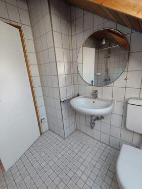 Waschbecken und WC - 