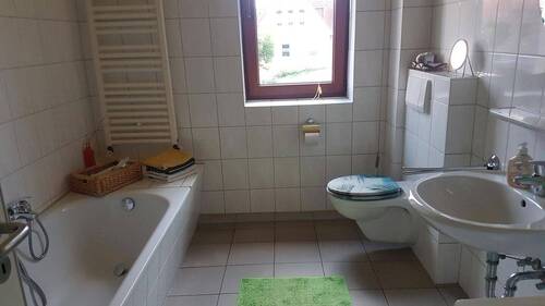 Bad 1. OG m. Wanne u. Dusche - 