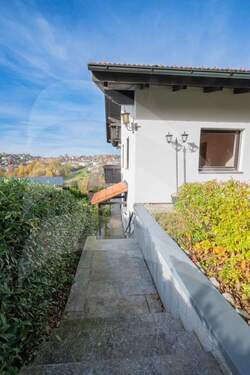 Zugang Wohnung UG - Mehrfamilienhaus, Wohnhaus mit 350,00 m&sup2; in Hauzenberg zum Kaufen