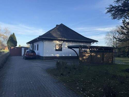 Bild 1 - Dörverden-Hülsen: Charmanter Walmdachbungalow mit Keller, Garage und Carport auf großem Grundstück