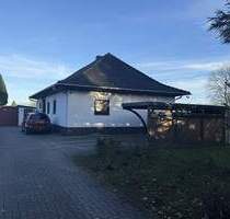 Dörverden-Hülsen: Charmanter Walmdachbungalow mit Keller, Garage und Carport auf großem Grundstück - Dörverden / Hülsen