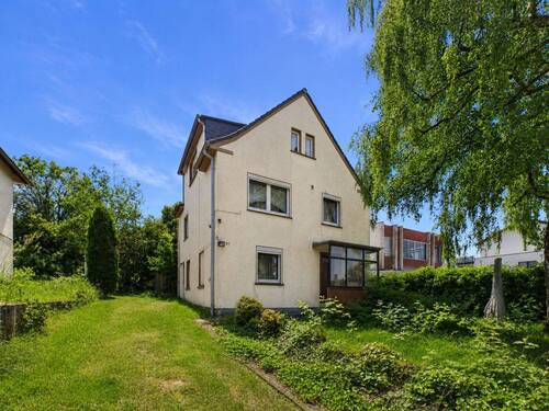Außenansicht - Grünes Familienglück zum Selbstgestalten: Freistehendes Einfamilienhaus auf großem Grundstück