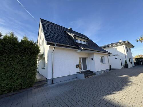 Außenansicht Einfahrt - Neubau-Feeling – kernsaniertes Einfamilienhaus mit Wärmepumpe