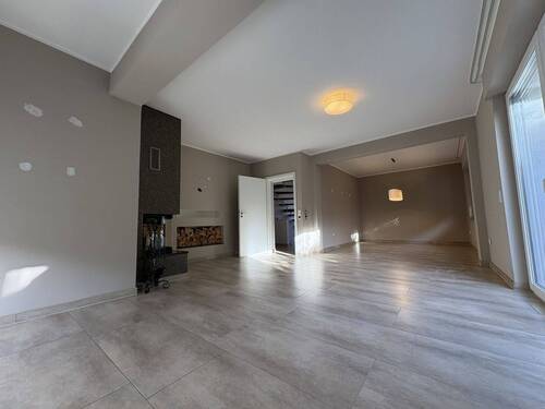 Wohnzimmer mit Kamin und Blick auf Esszimmer - 