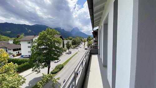 Blick vom Balkon - 2-Zimmer-Wohnung 74 m², EBK, 3. OG. Süd-Balkon, Keller, Komplett-Renovierung 2024