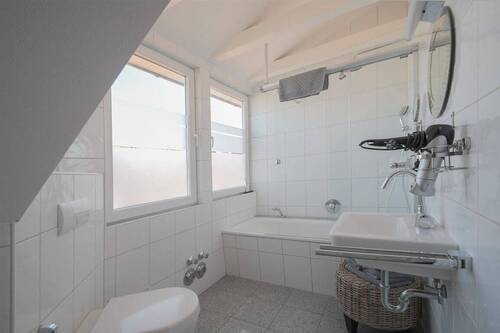 Badezimmer Whg. 2 - 8 Zimmer Mehrfamilienhaus, Wohnhaus in Norderney