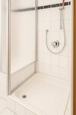 Dusche neben der Badewanne - 