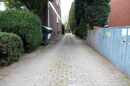 Zufahrt zu den Garagen - 