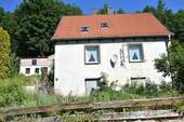 Haus Außen.jpeg - Einfamilienhaus mit Nebengelass und Grundstück