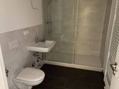 modernes Bad mit Dusche - 