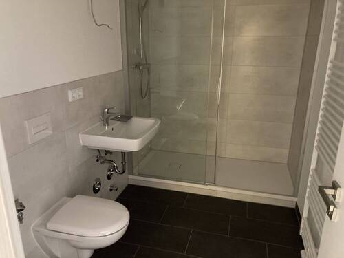 modernes Bad mit Dusche - 