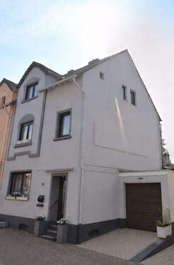 Straßenansicht mit Garage - 6 Zimmer Einfamilienhaus in Eschweiler