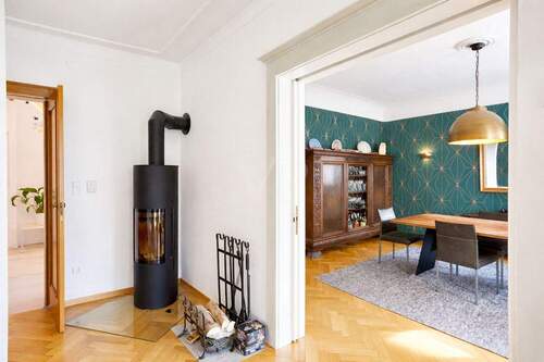 Wohnzimmer mit Kamin und Essbereich - 