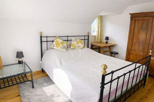 Helles Schlafzimmer unter geneigtem Dach - 