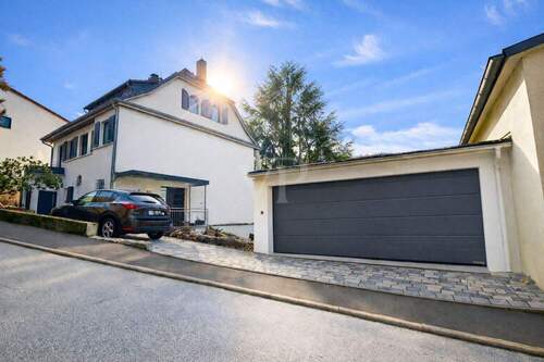 Straßenansicht mit zwei Stellplätzen und zwei Garagenplätzen - 1 Zimmer Mehrfamilienhaus, Wohnhaus in Heidelberg / Ziegelhausen