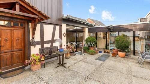 Innenhof 1 - 5 Zimmer Einfamilienhaus zum Kaufen in Bad Camberg-Dombach