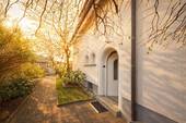 Außen-Eingang-Abendsonne - Einfamilienhaus: hochwertig modernisiert. Stilvoll leben.