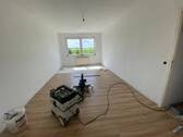 großer Wohnbereich hofseitig mit neuem Laminat - 3 Zimmer Etagenwohnung zur Miete in Wurzen