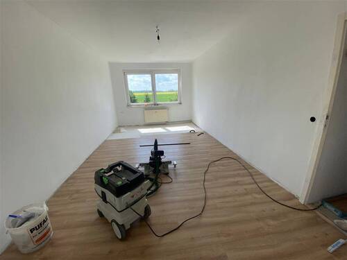 großer Wohnbereich hofseitig mit neuem Laminat - 3 Zimmer Etagenwohnung zur Miete in Wurzen