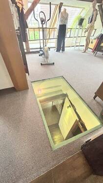 Panzerglas am Boden mit Blick auf Flur - 