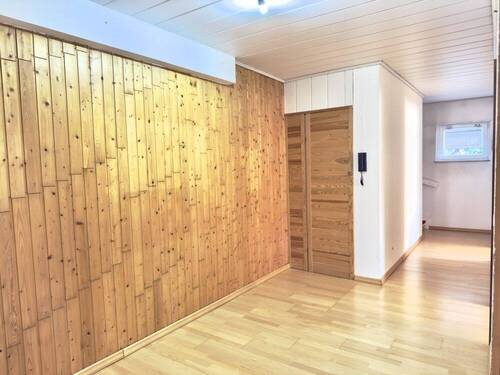 Souterrain: Flur mit Einbauschrank - 