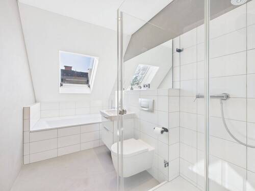 modernes Tageslichtbad - 3 Zimmer Etagenwohnung in Wiesbaden