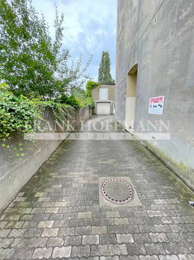 Zufahrt neben dem Grundstück - 