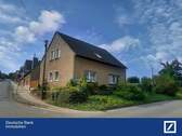 Hausansicht - Charmantes Einfamilienhaus mit Wohlfühl-Ambiente !