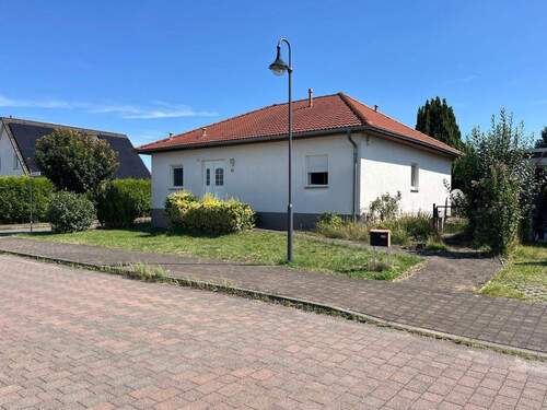 Außenansicht (1) - Einfamilienhaus in Braunsbedra - 350.000,00&nbsp;EUR Kaufpreis, ca.&nbsp; 96,00&nbsp;m&sup2;&nbsp;Wohnfl&auml;che