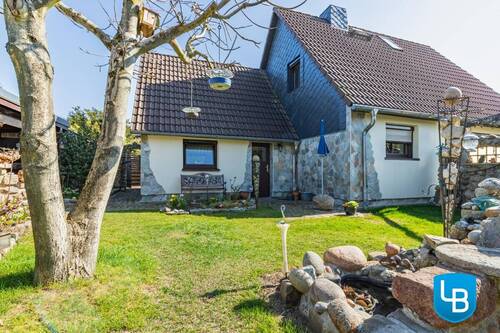 Blick vom Garten zum Haus - 4 Zimmer Einfamilienhaus zum Kaufen in Bornhöved